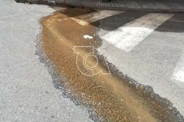 Aguas sucias salen a la calle desde un edificio en Los Llanos (Foto TA)